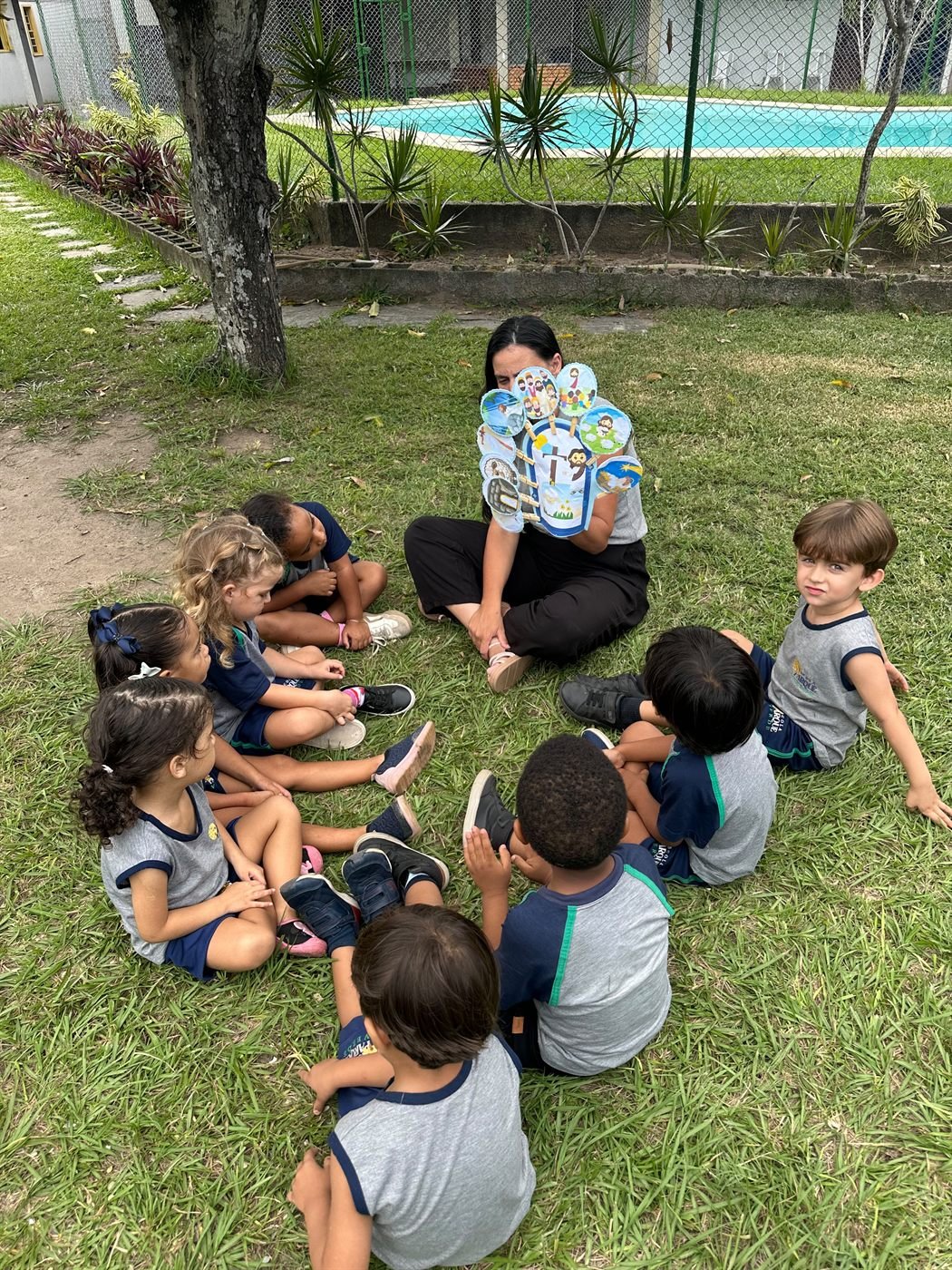 Crianças na área verde da Escola Parque Verde